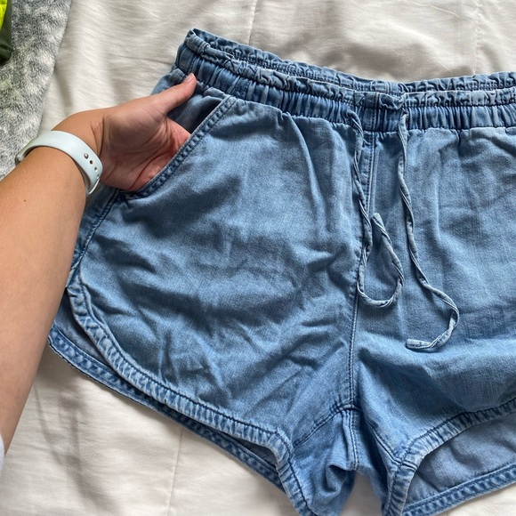 AE Shorts - Picture 3 of 7